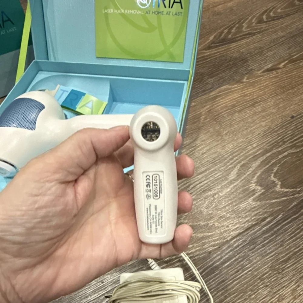 Tria THR-2S Cordless Laser Hair Removal Device‎ White/Blue w/ Charger & Box